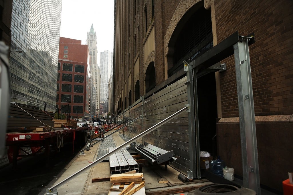 Verizon Tests Flood Wall Around Its Building In Lower Manhattan